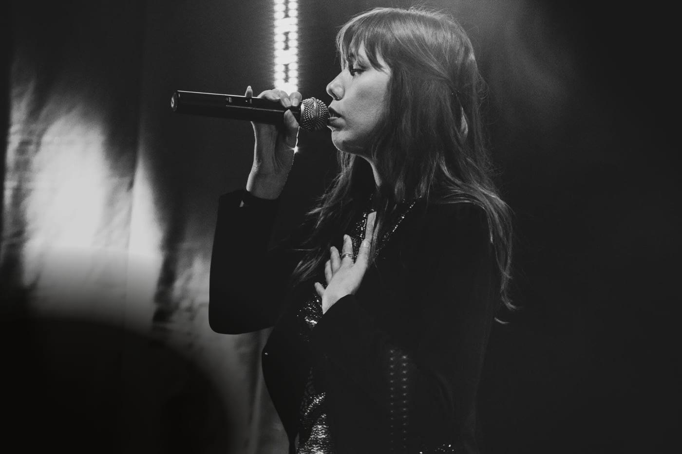 Delphine singing, black and white