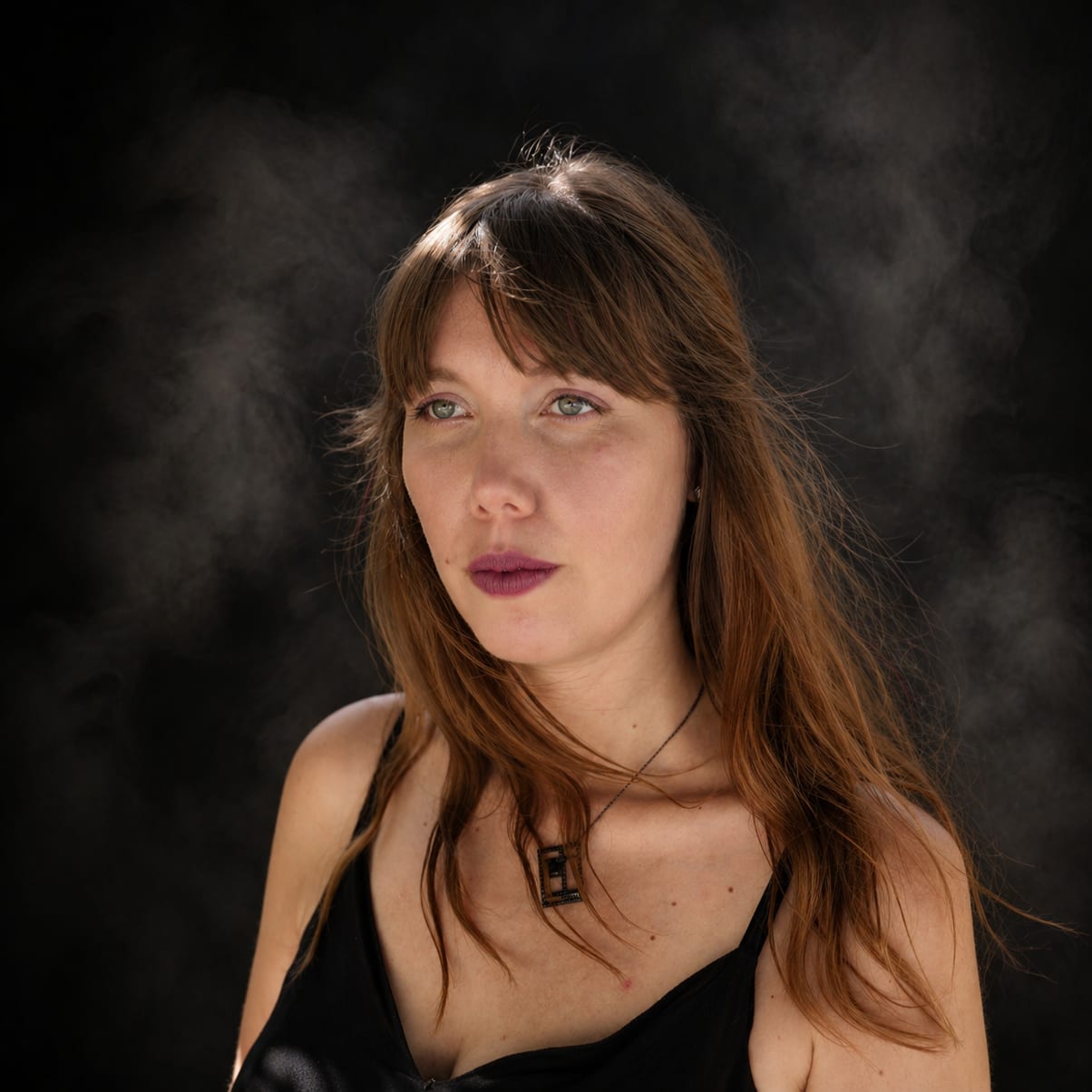 Delphine Untereiner, portrait sur fond noir